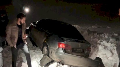 Hakkari'de kontrolden çıkan otomobil 30 metre savruldu: 3 yaralı