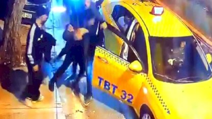 İstanbul'da alkollü şahsın taksiye saldırdığı anlar kamerada