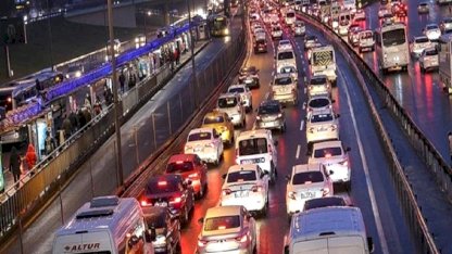 İstanbul'da trafik yoğunluğu iş çıkış saatleri ile beraber yüzde 80'e kadar çıktı