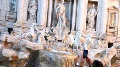 İtalya Roma'da turistlerden Trevi Çeşmesi'ne girişte ücret uygulaması
