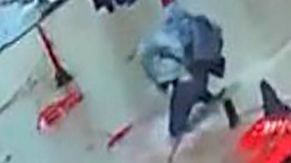 İzmir'de bir vatandaş göle dönen yolda çukura düştü