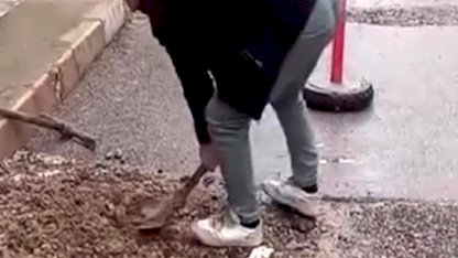 İzmir'de bozuk yolları vatandaşlar onarıyor