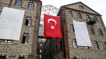 İzmir'de el koyma girişimine güçlü yanıt! Meslek Fabrikası’na Ata’nın imzaladığı belgenin görselleri asıldı