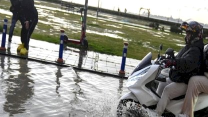 İzmir'de etkili olan sağanak yağışın ardından sokak ve caddeler göle döndü