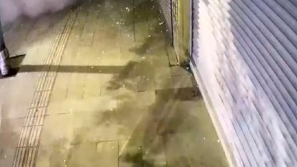 Kaldırımda yürüyen anne ile kızı, çöken binadan savrulan beton parçalarından kaçarak kurtuldu