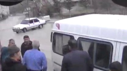 Kastamonu'da kontrolden çıkan otomobil kalabalığın içine daldı