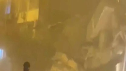 Korku dolu anlar! Depremde hasar gördü, bir anda çöktü