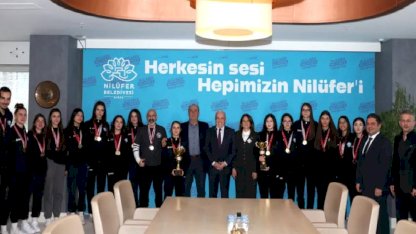 Nilüfer’in Şampiyon Kızları Kupaları Başkan Şadi Özdemir’e Getirdi