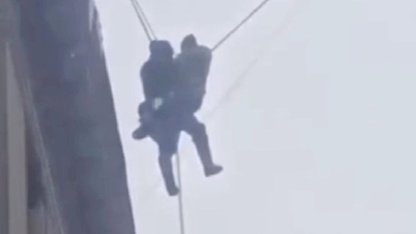 Rusya'da çatıdan düşen görevli son anda kurtuldu