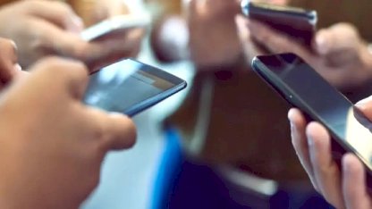 Savaş çanları çalarken, İranlıların telefonlarına esrarengiz bir mesaj geldi