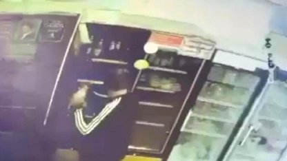 Tekirdağ'da marketten içki çalan hırsız kameraya yakalandı