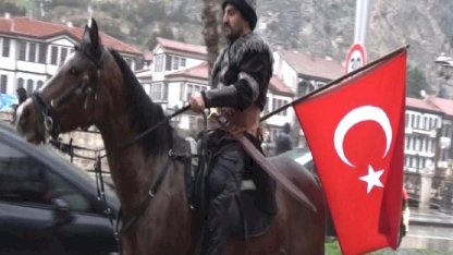 Tokat'tan Amasya'ya at üzerinde geldi: Elinde Türk bayrağını taşıdı
