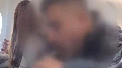 Uçakta sigara içip paylaşan fenomen kara listeye alındı