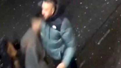 Yolda yürüyen kadına durup dururken yumruk attı