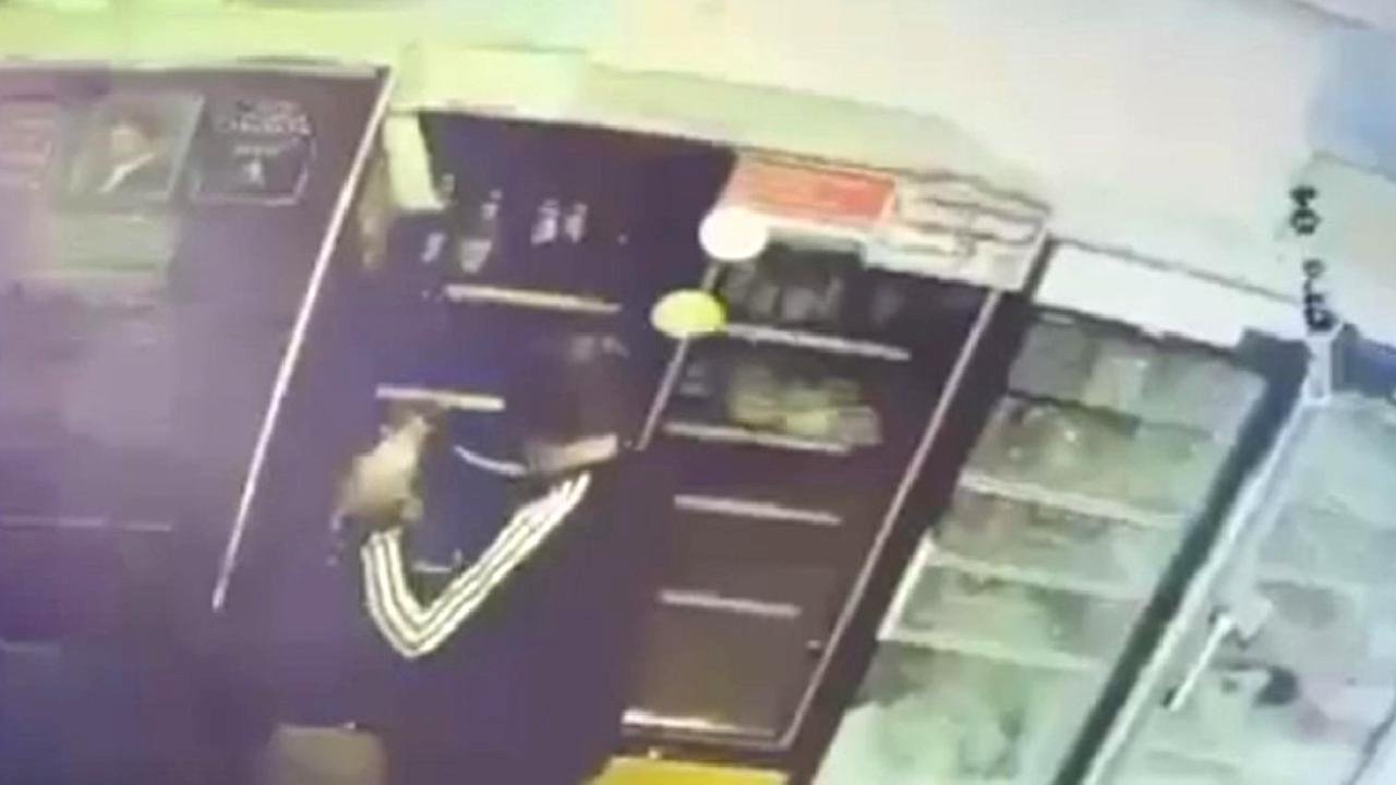 Tekirdağ'da marketten içki çalan hırsız kameraya yakalandı