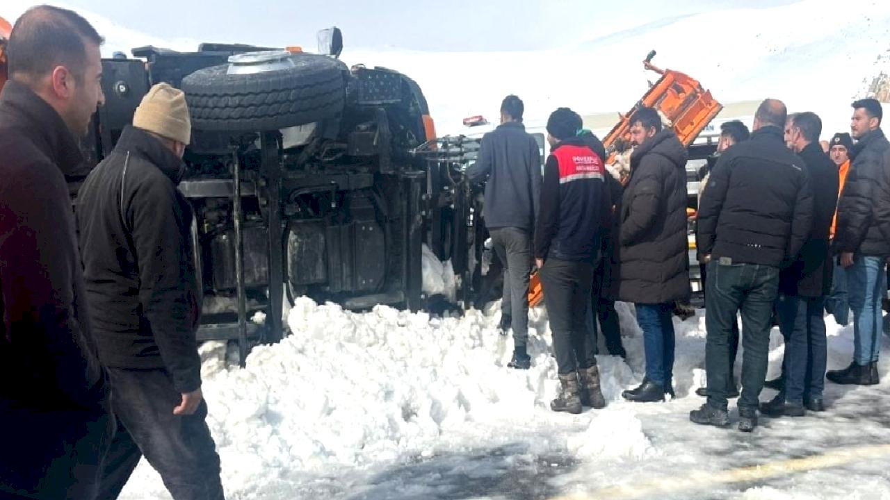 Tendürek Geçidi’nde kar küreme aracı devrildi: 2 ölü