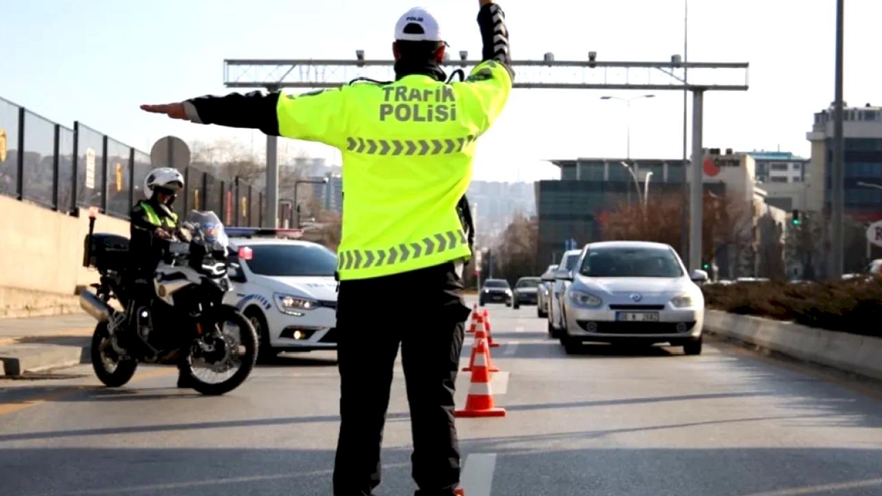 Trafikte yeni dönem başladı! Cezalar katlandı, ehliyete el koyma ve iptal şartları ağırlaştı