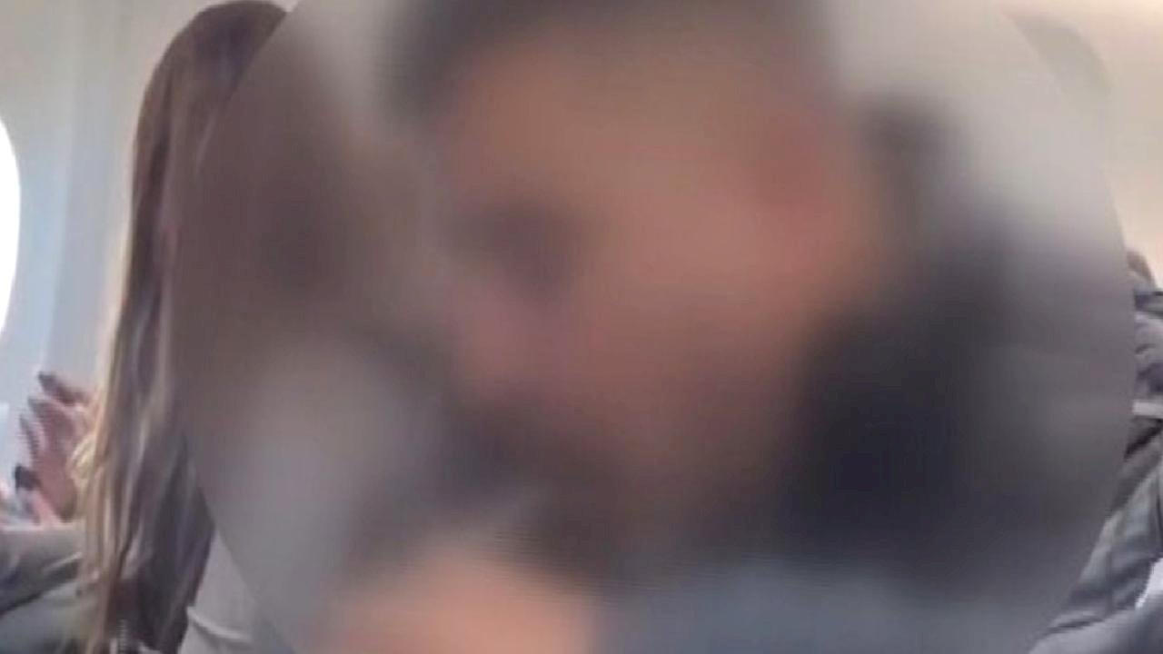 Uçakta sigara içip paylaşan fenomen kara listeye alındı