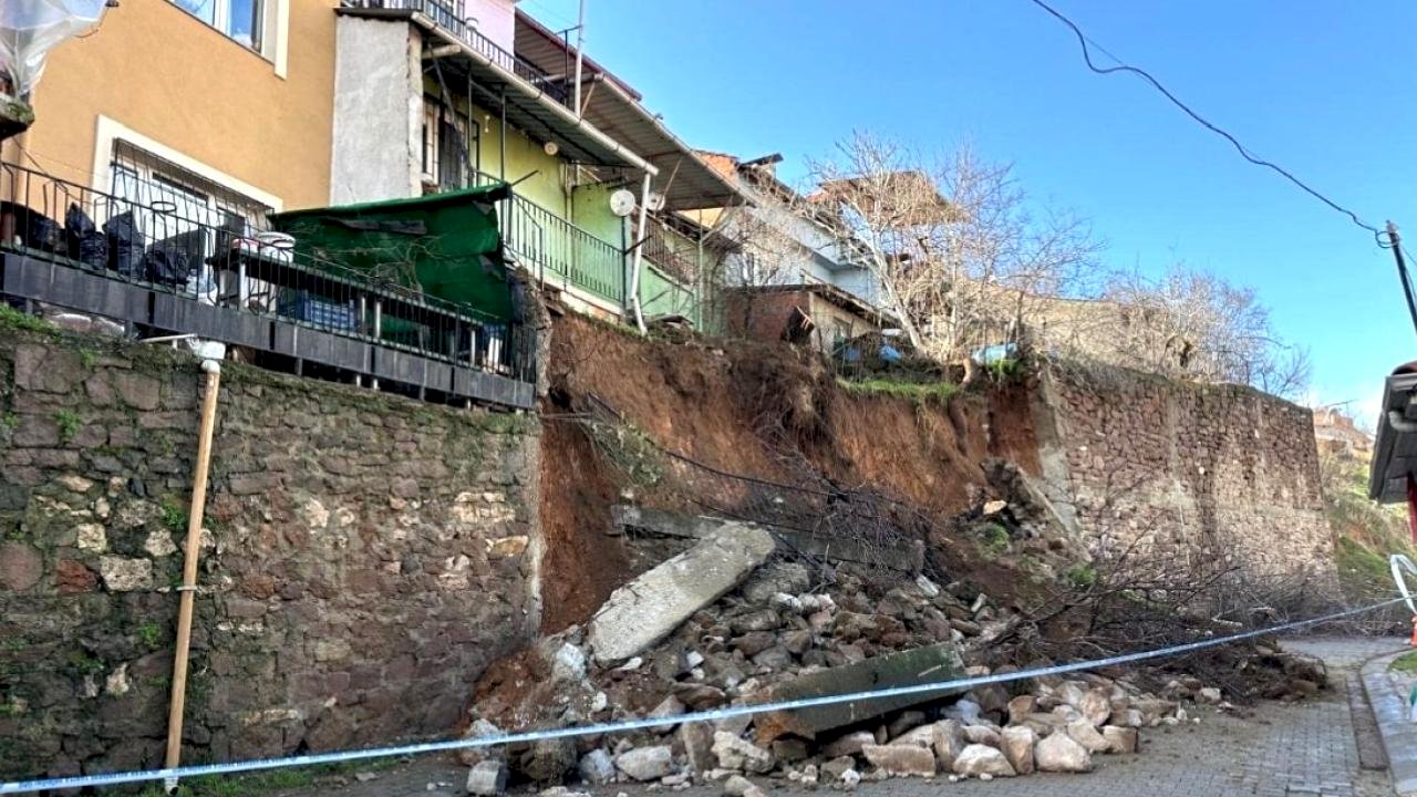 Uşak’ta yağış sonrası istinat duvarı çöktü, toprak kayması yaşandı: 3 ev tahliye edildi