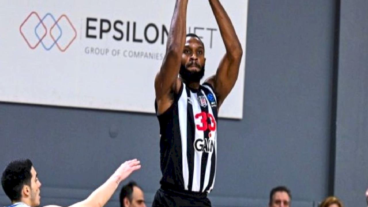 Yunan taraftarlardan hakaret içeren pankart: Türk polisini ve Beşiktaş'ı hedef aldılar