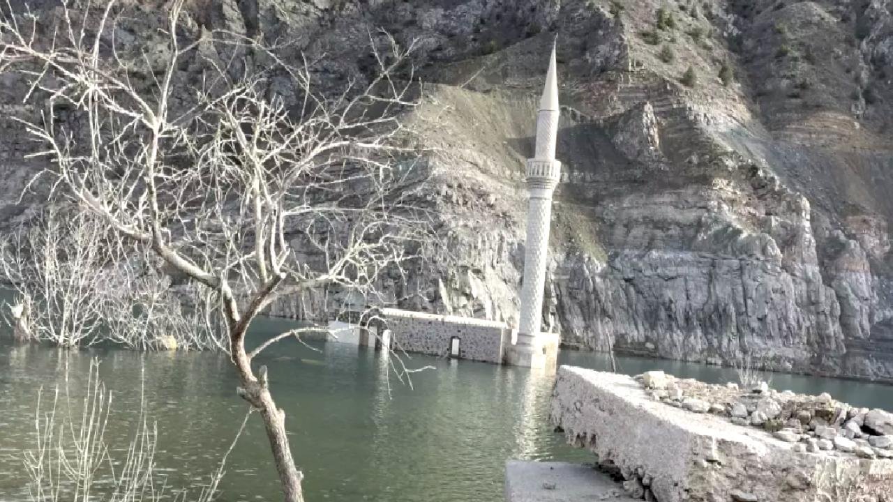 Yusufeli Barajı'nda Sular Çekildi, Eski Köyler Ortaya Çıktı