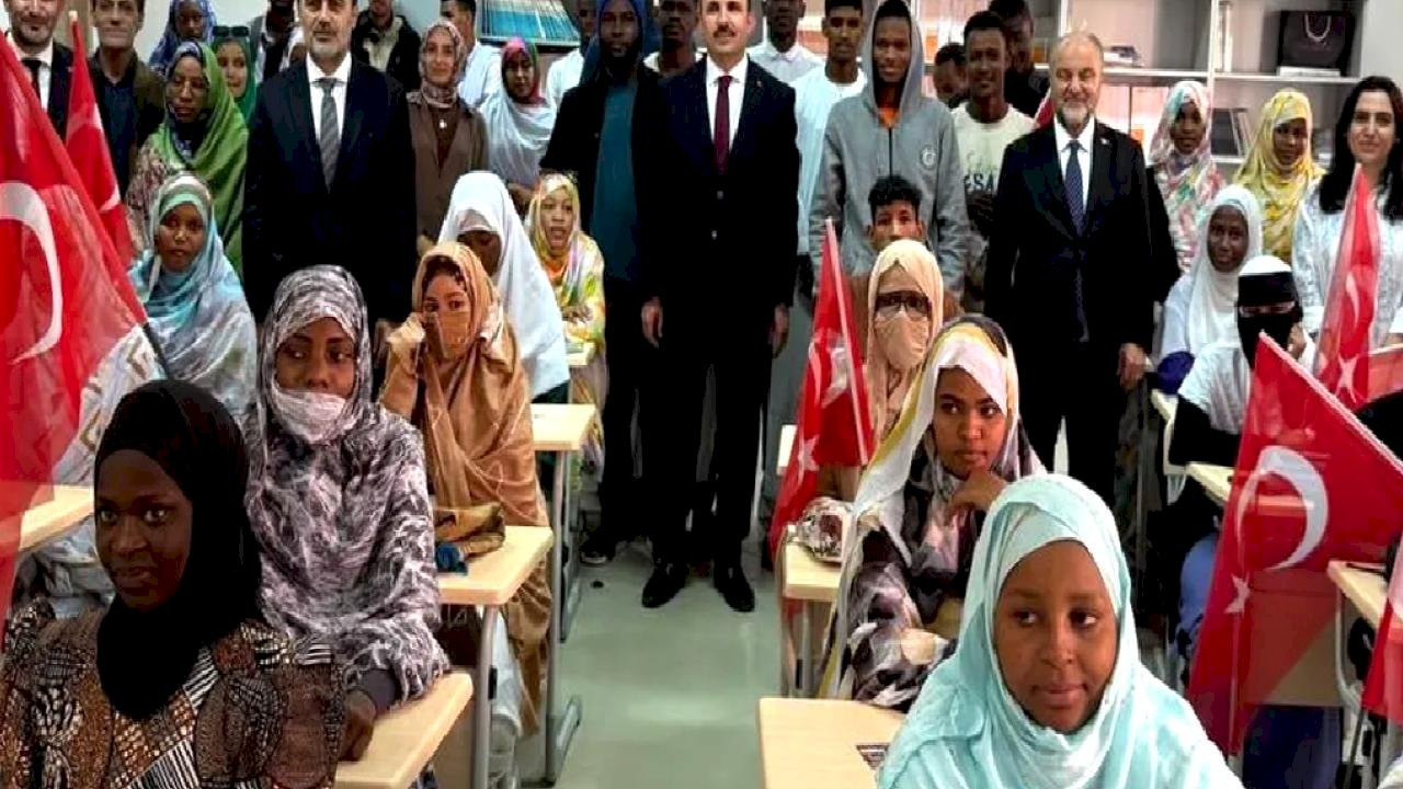 Afrikalı öğrenciler UCLG Başkanı Altay’ı coşkuyla karşıladı