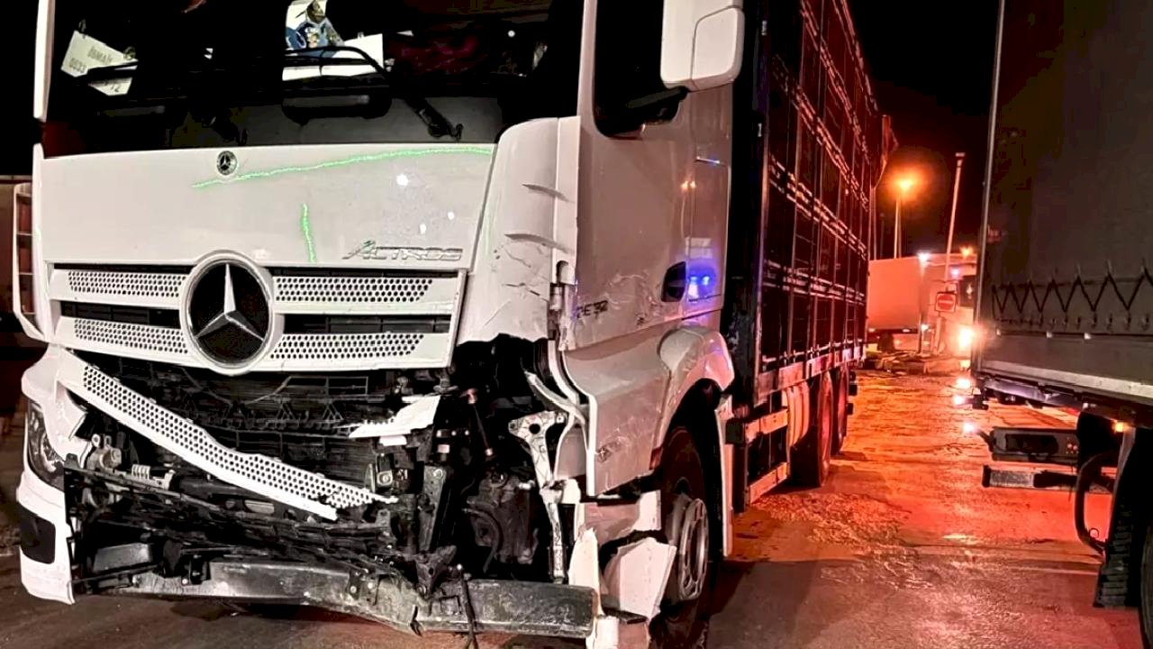 Afyonkarahisar'da Tır ve Araç Çarpıştı: 1 Ölü, 1 Yaralı