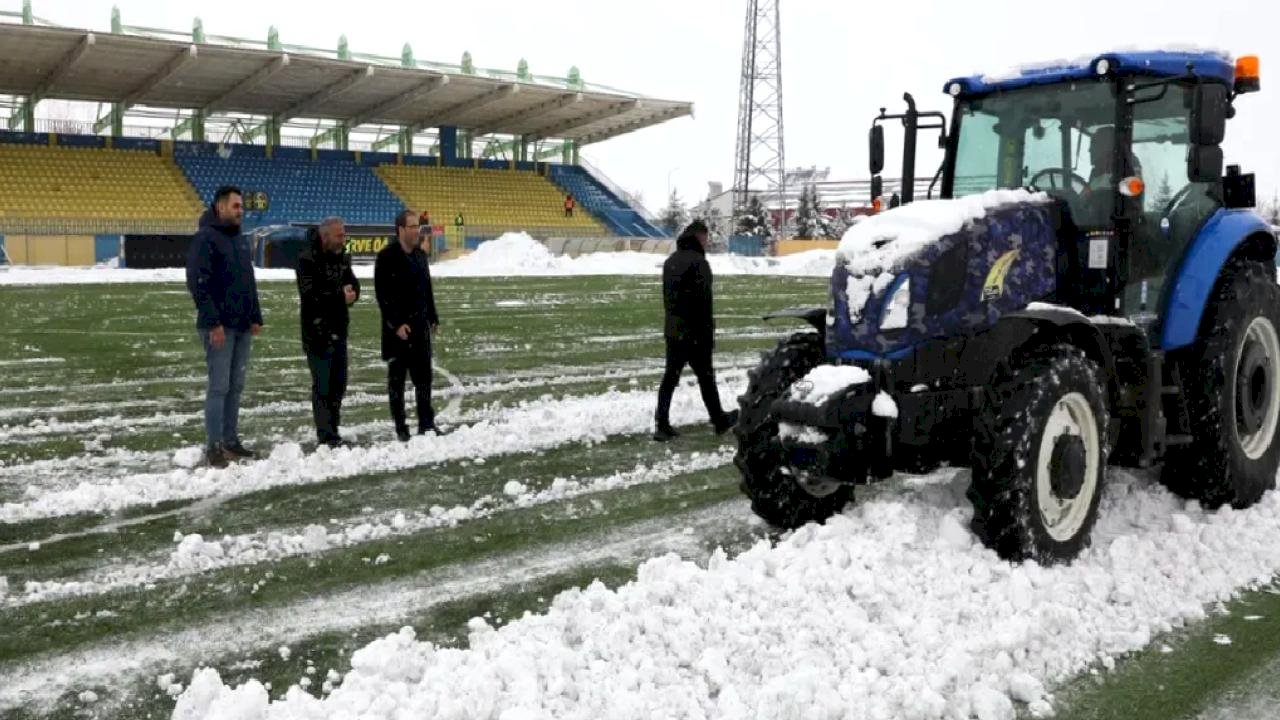 Ağrı’da müdür traktörle sahaya indi