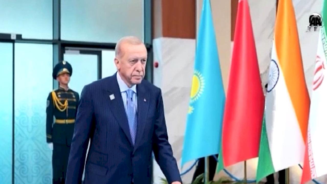 AK Parti'den "Türkiye Emin Ellerde" paylaşımı