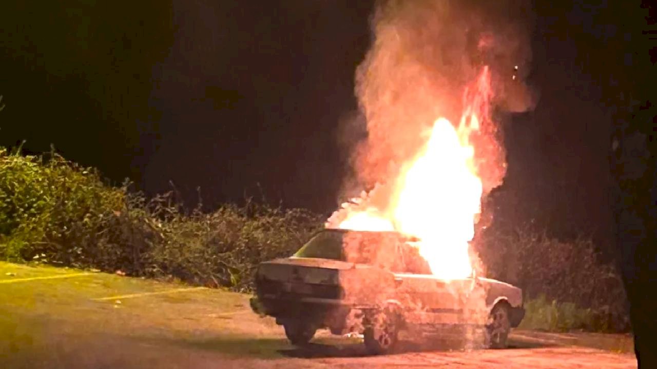 Akçakoca’da park halindeki araç alev alev yandı