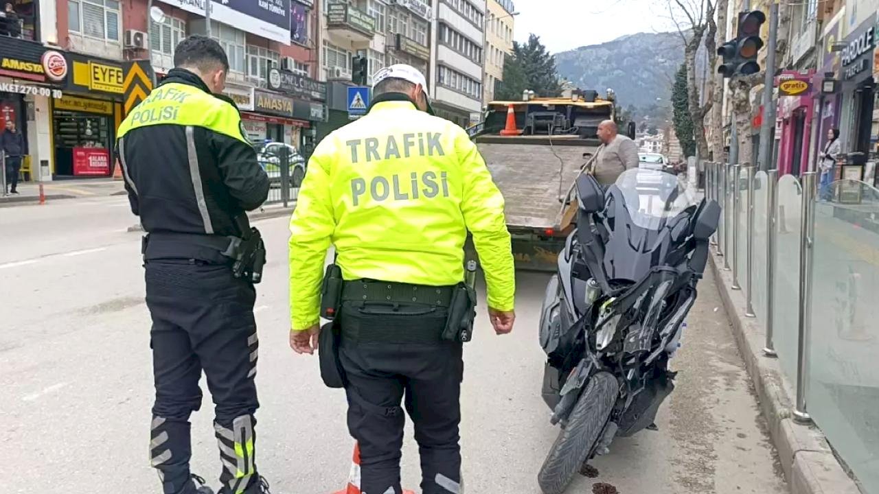 Amasya'da Motosiklet Kazası: Sürücü Yaralandı