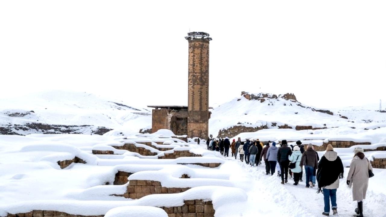 Anadolu’nun tarih kapısı Ani’ye ilgi artıyor: Ziyaretçi sayısı rekor kırdı