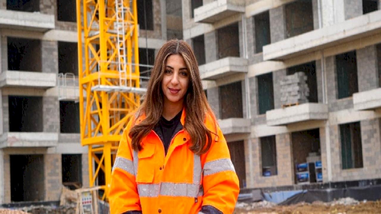 Ankara'da 20 yaşındaki kule vinç operatörü olan genç kız, ekmeğini gökyüzünde kazanıyor