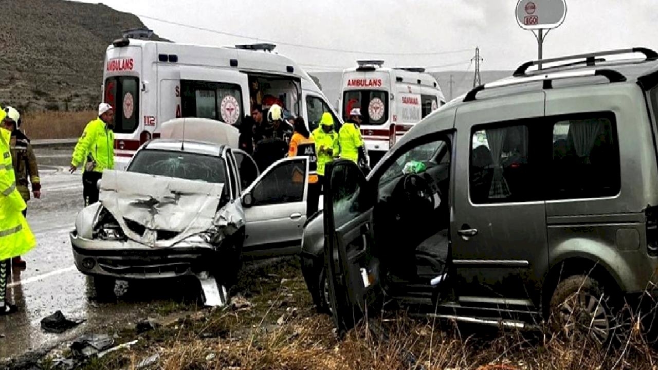 Ankara'da otomobille ticari araç çarpıştı: 1 ölü 4 yaralı