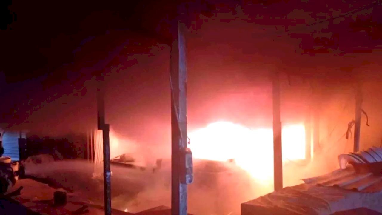 Antakya'da iş yeri alevlere teslim oldu