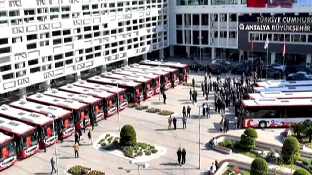 Antalya Büyükşehir'den toplu taşıma filosuna 19 yeni otobüs