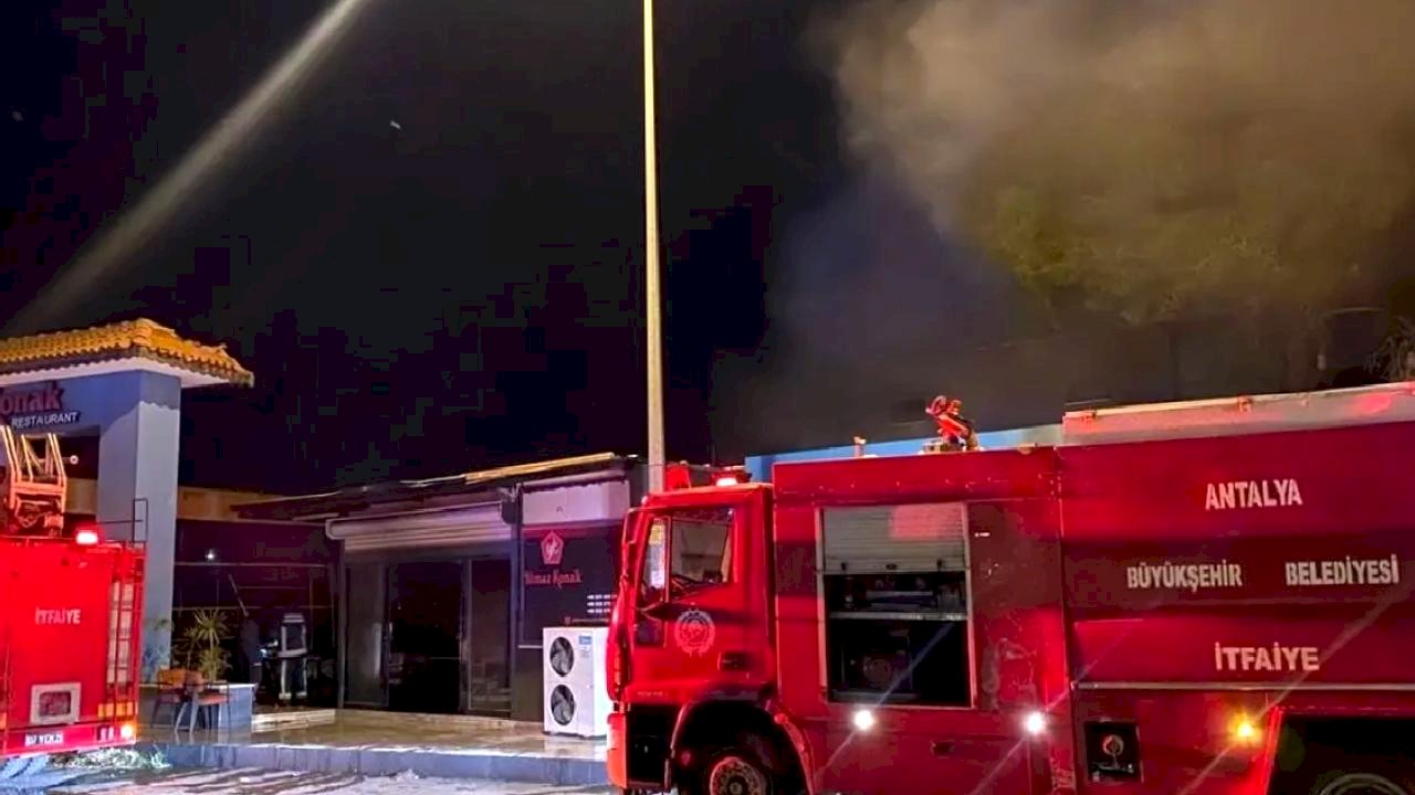 Antalya'da Zincir Market Yangını