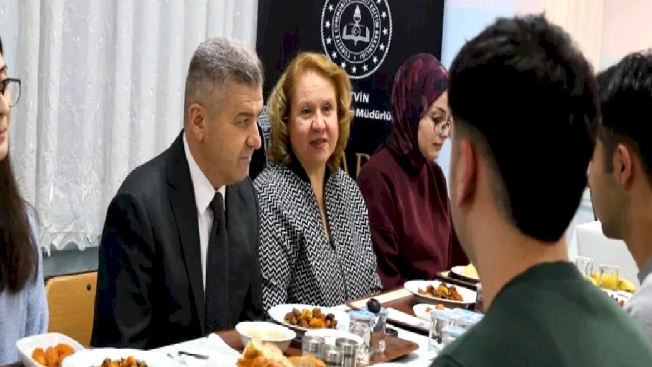 Artvin Valisi Ergün, lise öğrencileriyle iftarda buluştu
