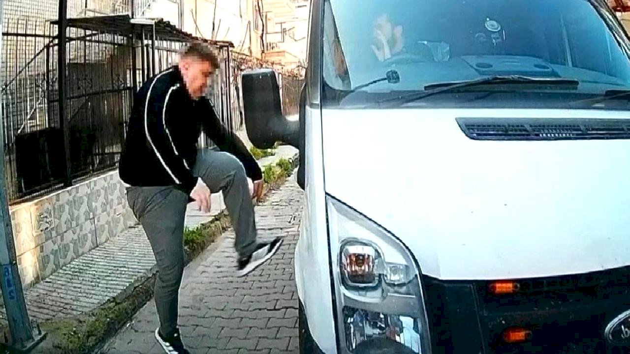 Aydın'da trafikte tartıştığı kişinin kamyonetine saldırdı: Aracın camını yumrukladı