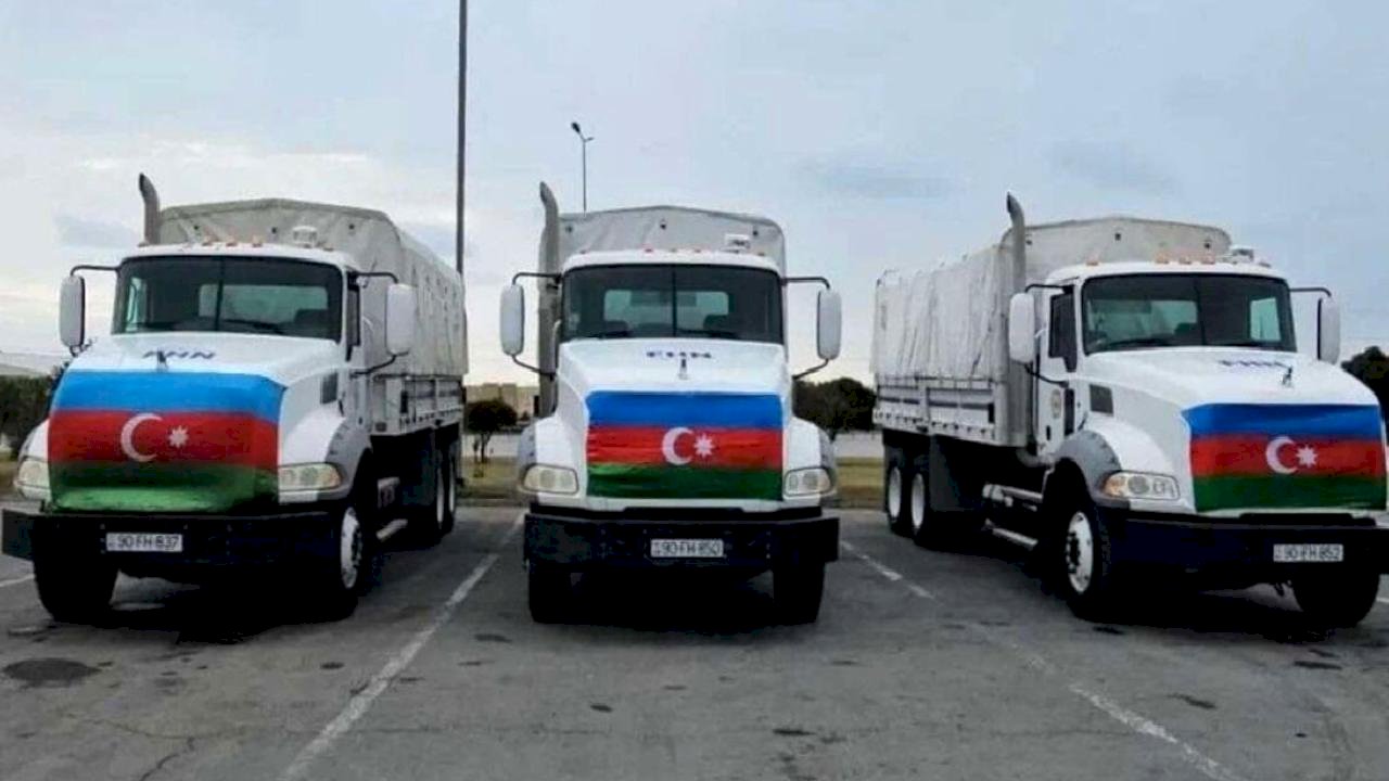 Azerbaycan'dan İran'a ikinci yardım tırı