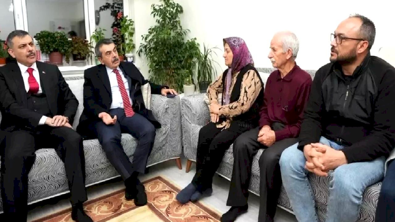 Bakanlar Tekin ve Çiftçi, öldürülen öğretmenin Konya'daki ailesine taziye ziyaretinde bulundu