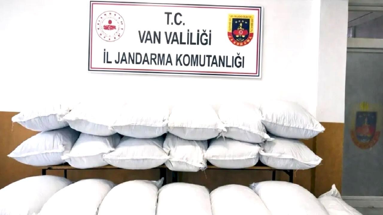 Başkale'de Gümrük Kaçağı Eşya ve Gıda Ele Geçirildi