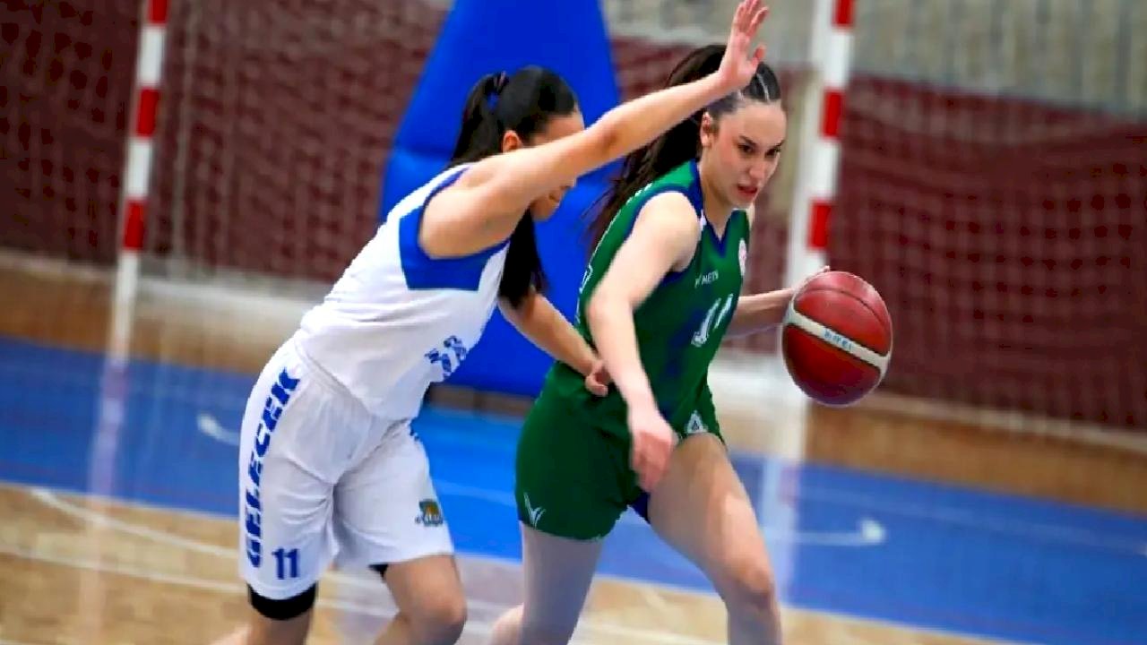 Basketbolda 18 Yaş Altı Kızlar Anadolu Şampiyonası Beyaz Grup karşılaşmaları, Uşak'ta yapıldı