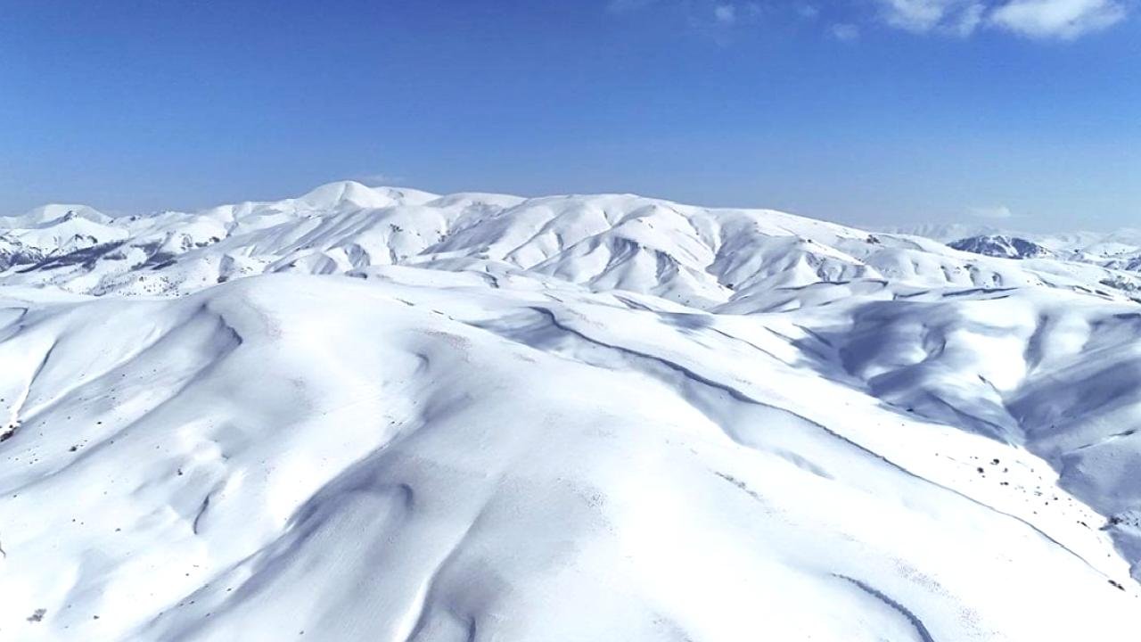 Bayburt'a kış geri döndü: 2 metre kar oluştu