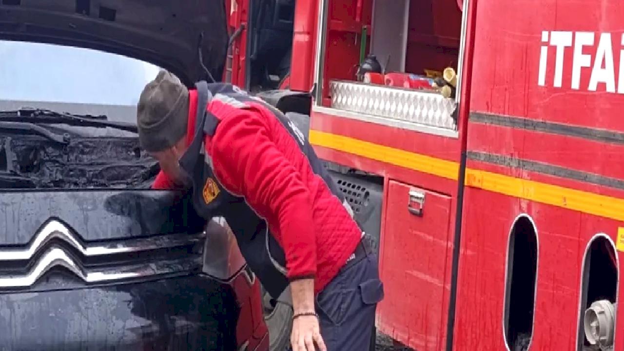 Bilecik Pazaryeri'nde seyir halindeki minibüste yangın