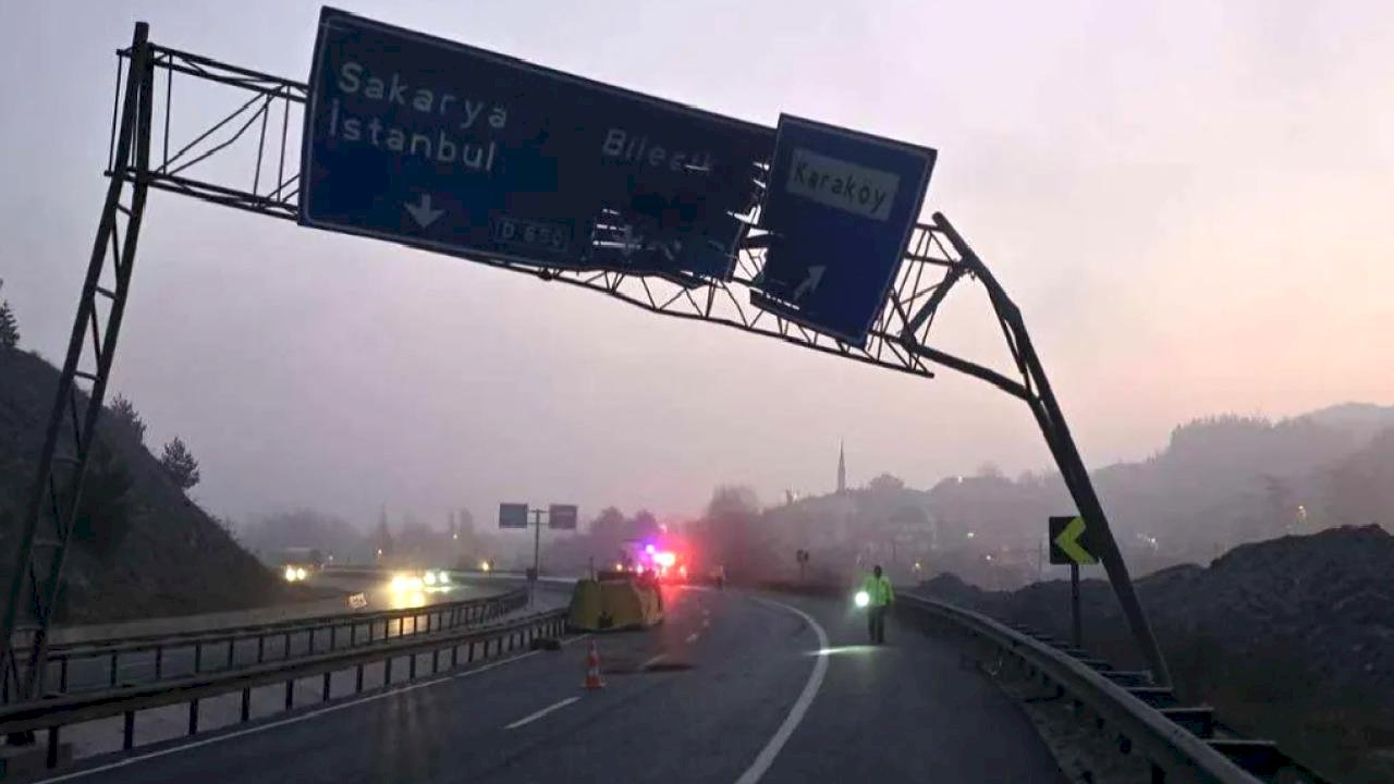Bilecik Pazaryeri'nde trafikte dikkatsizlik! Açılan damper tabelayı devirdi