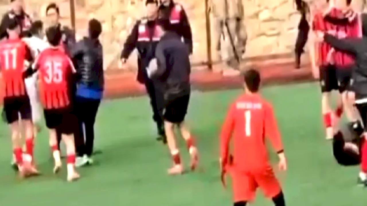 Bitiş düdüğü ile birlikte yeşil saha ringe döndü