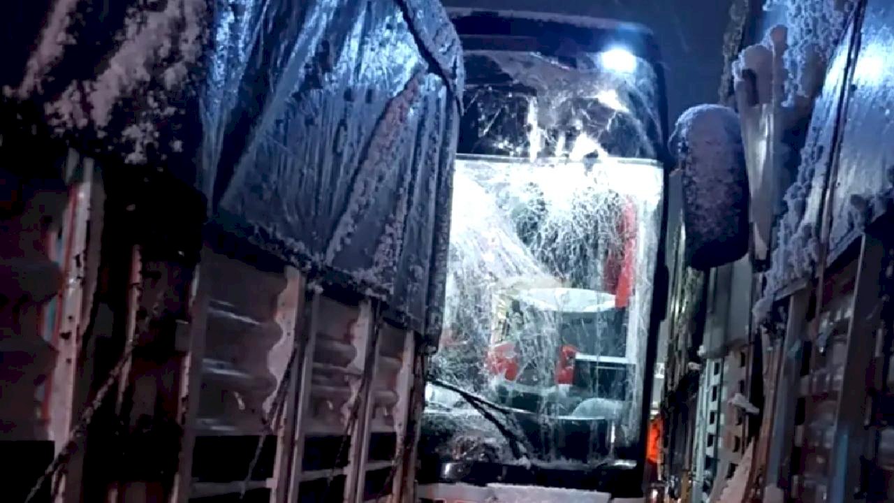 Bitlis'te Otobüs Tıra Çarptı: 8 Yaralı