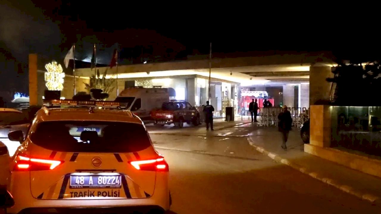 Bodrum'da Motoryat Yangını Kontrol Altına Alındı