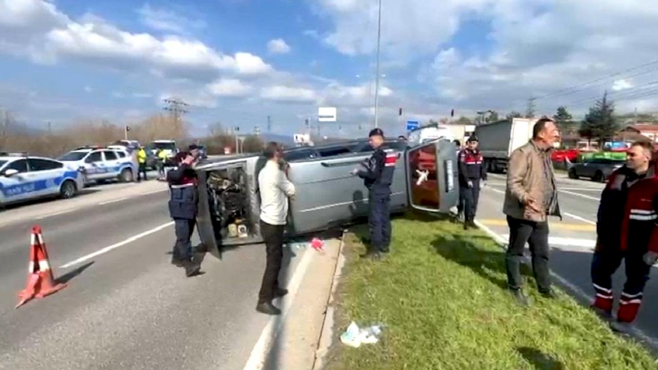 Bolu’da kamyon ile otomobil çarpıştı: 6’sı çocuk 9 yaralı